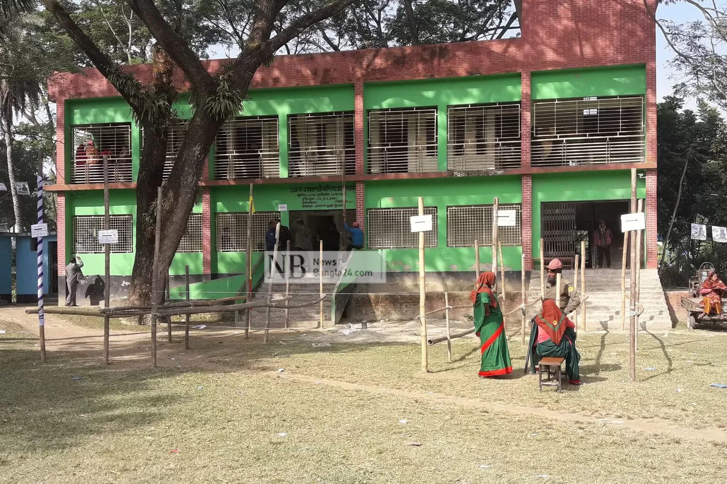 মধ্যদুপুরে-ফাঁকা-কেন্দ্র-গল্প-করে-সময়-পার