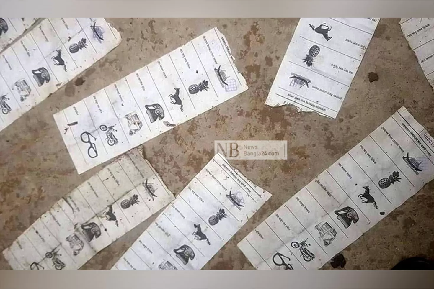 নৌকায়-সিল-দেয়া-ব্যালট-পেপার-পুকুরে