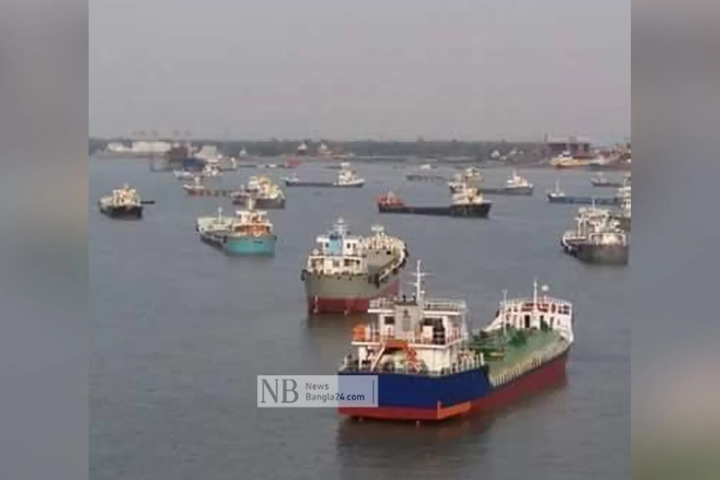 ঘন কুয়াশায় কর্ণফুলীতে আটকা তেলের ট্যাংকার