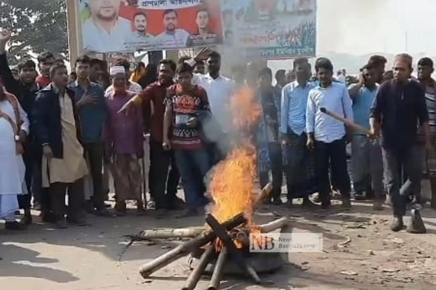 ধলেশ্বরীতে ট্রলারডুবি: নিখোঁজদের খোঁজে বিক্ষোভ