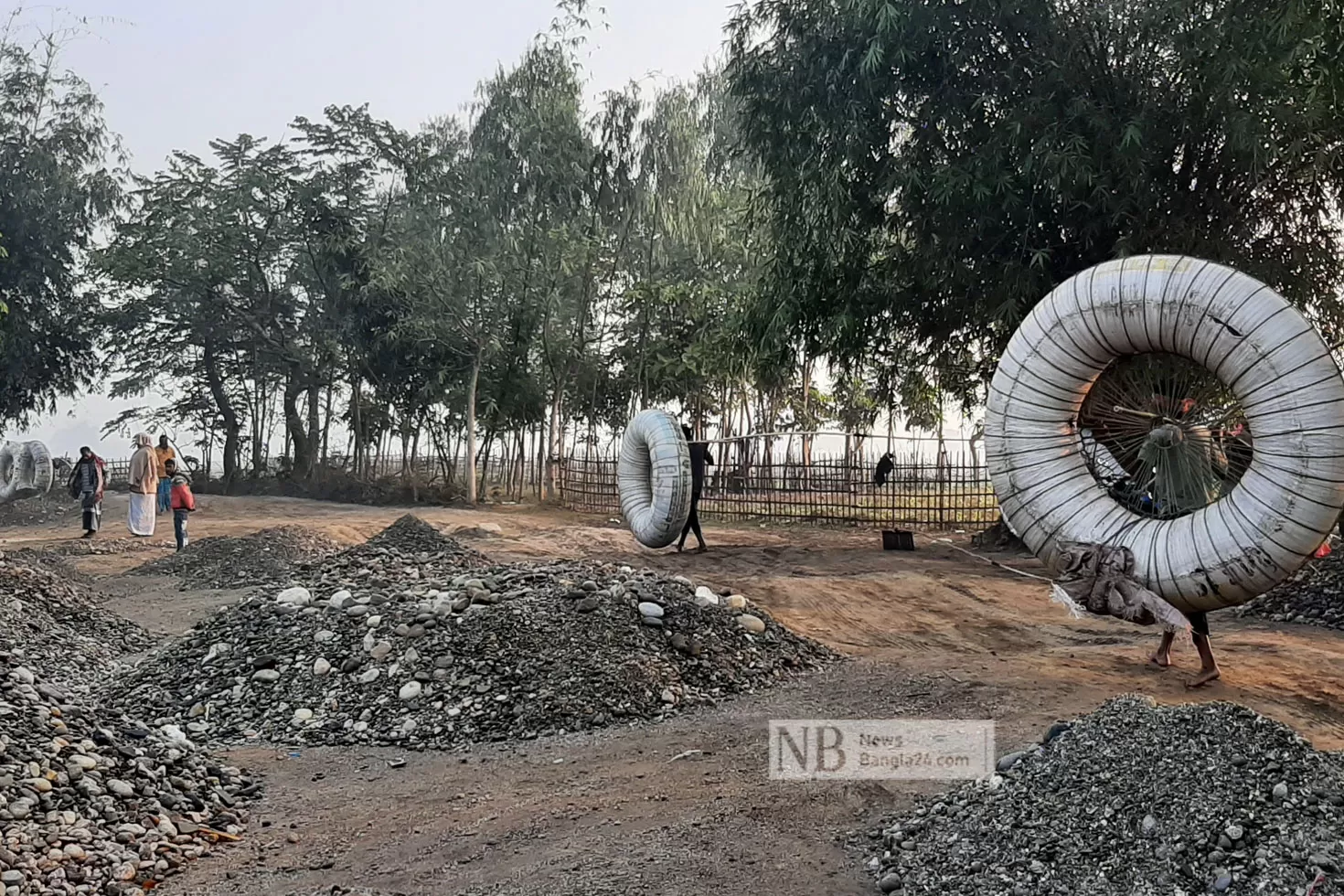 কনকনে শীতে কাজ কম, অনটন