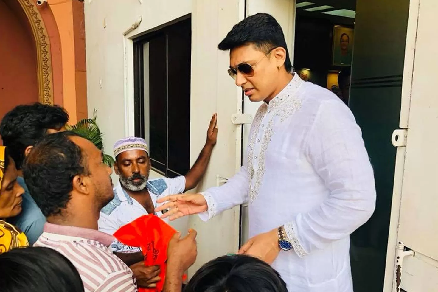 জ্যেষ্ঠদের পেছনে দৌড়াচ্ছেন জায়েদ