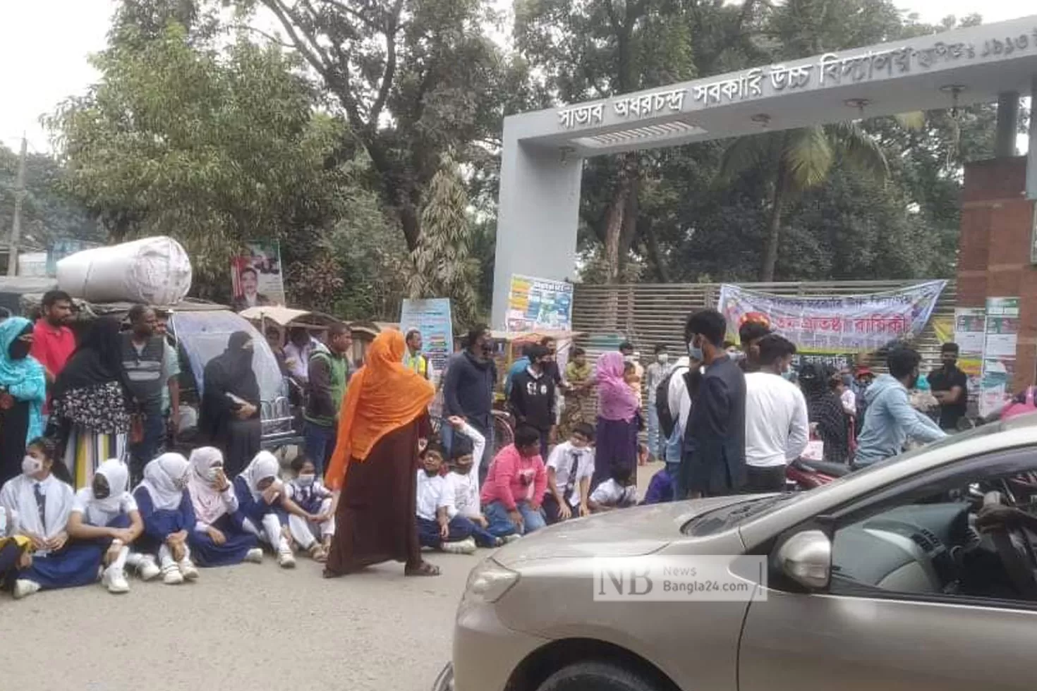 ভর্তির দাবিতে স্কুলের সামনে শিক্ষার্থীদের বিক্ষোভ
