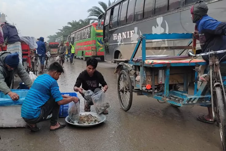 ৬ ঘণ্টা মাছের আড়তের দখলে মহাসড়ক 