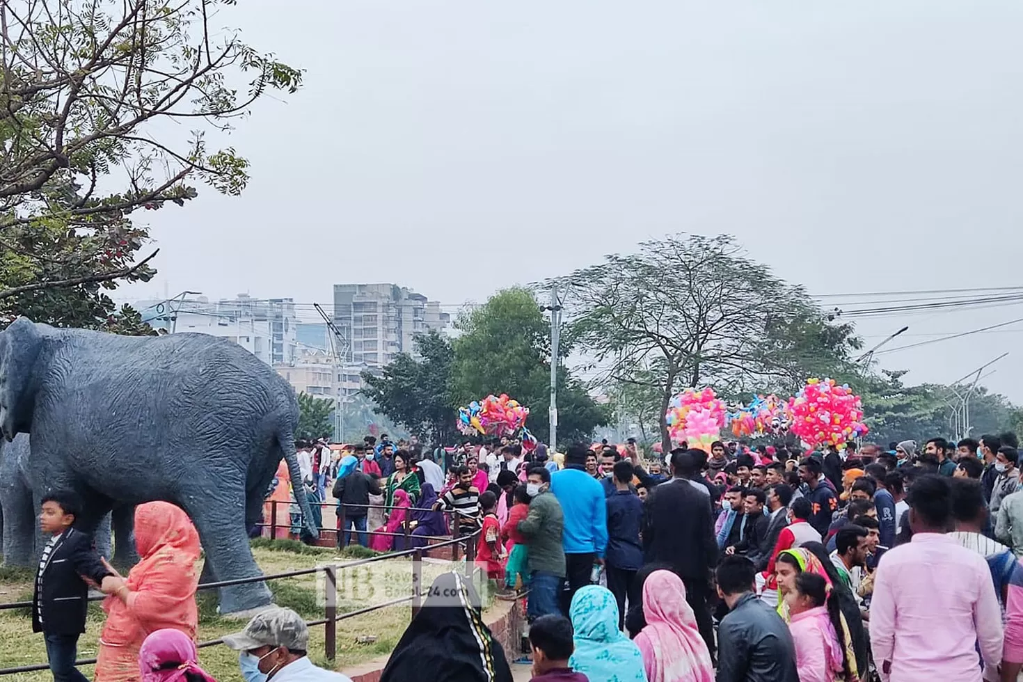 বিধিনিষেধ ঠেলে হাতিরঝিলে মানুষের ভিড়

