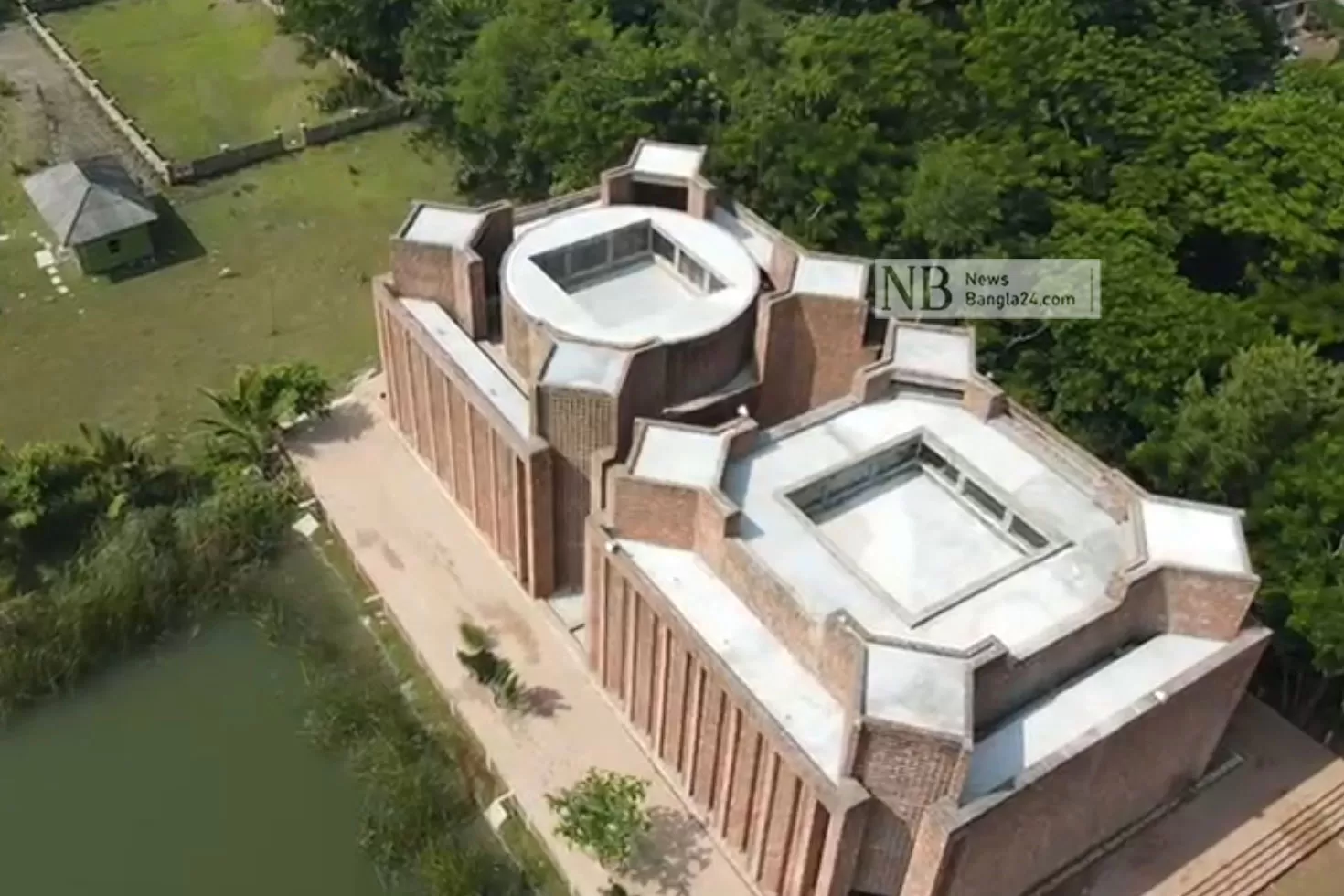 যে মসজিদে রোদ ও বৃষ্টি ঢোকে