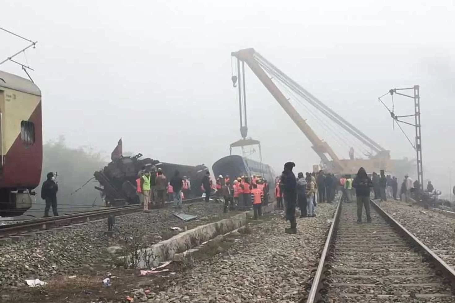 ভারতে-ট্রেন-দুর্ঘটনা-নিহত-বেড়ে-৯-মোদির-শোক