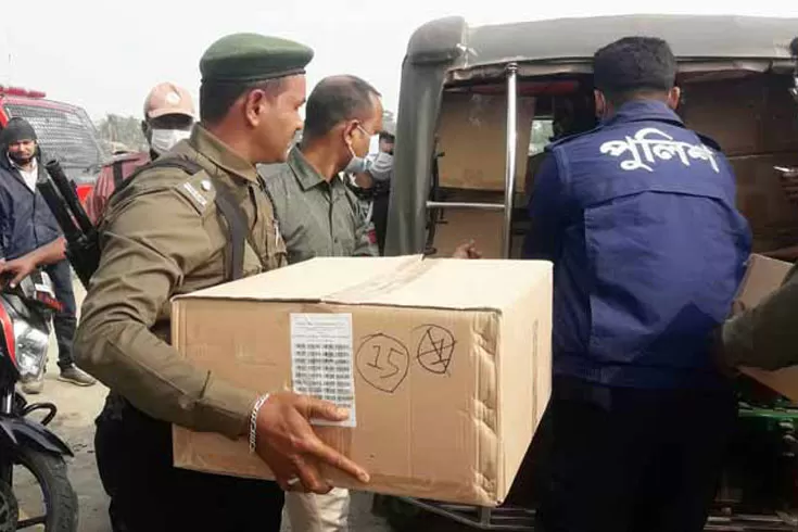 কেন্দ্রে কেন্দ্রে যাচ্ছে নির্বাচনি সরঞ্জাম