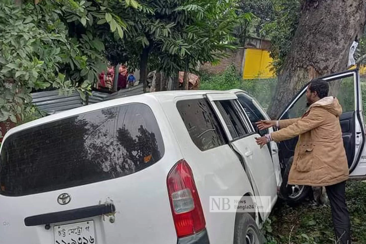 গাছের-সঙ্গে--মাইক্রোবাসের-ধাক্কায়-প্রাণ-গেল-দুই-সহোদরের