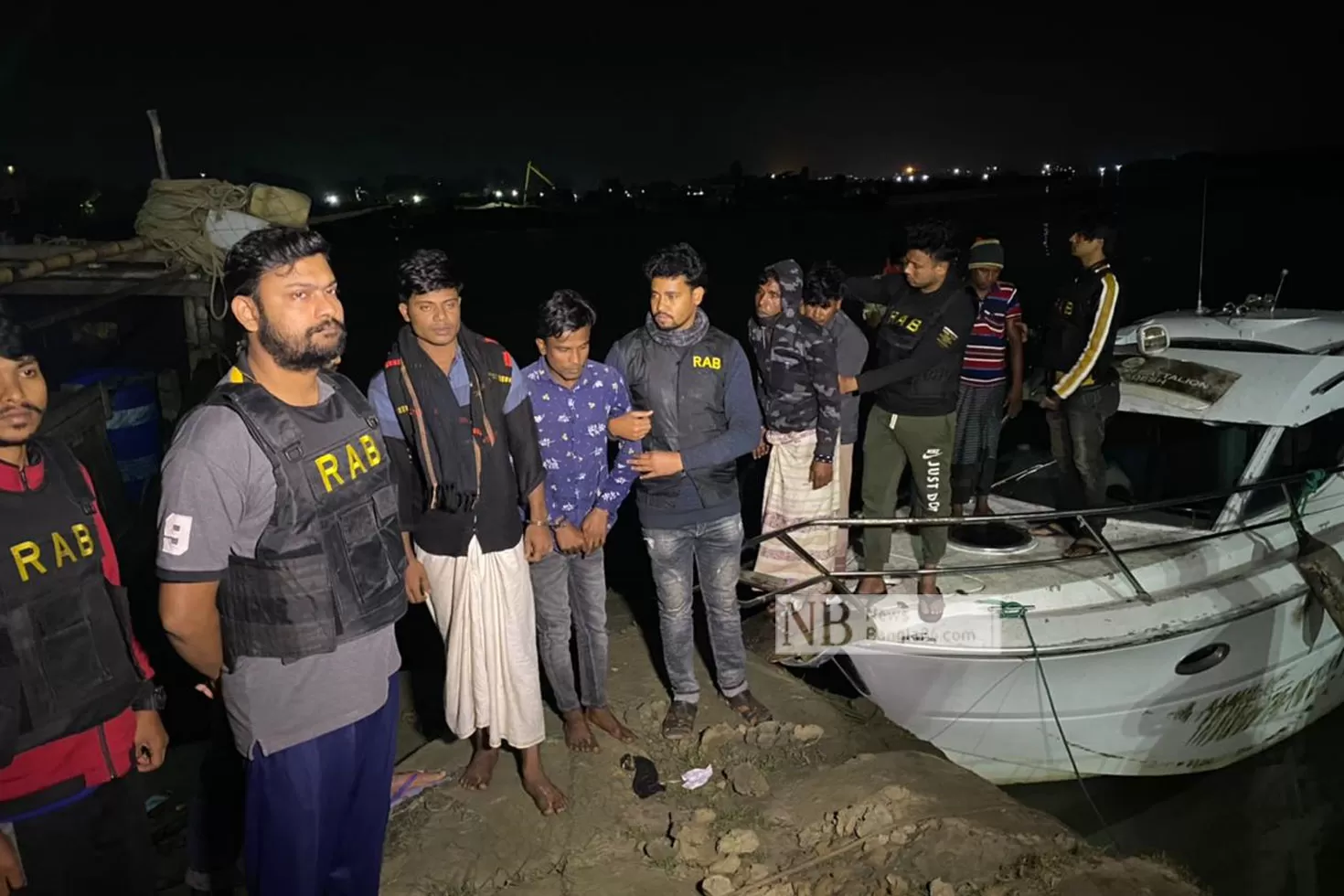বঙ্গোপসাগরে অস্ত্র-গুলিসহ ৬ জলদস্যু আটক