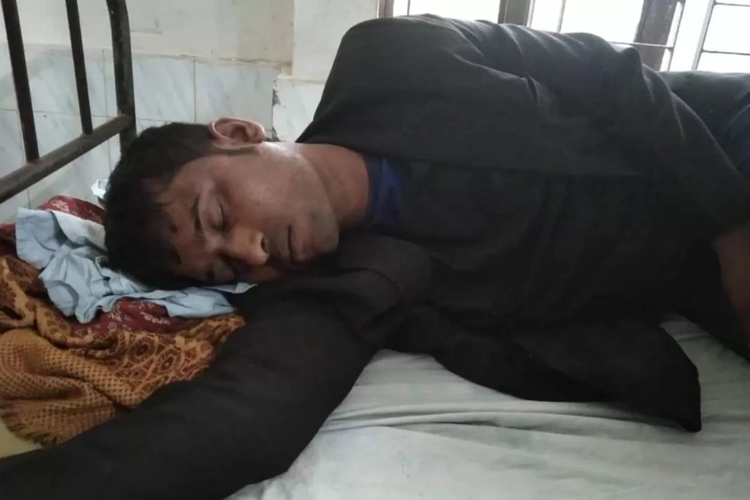 জাপটে ধরে ডাকাত আটকালেন গৃহকর্তা