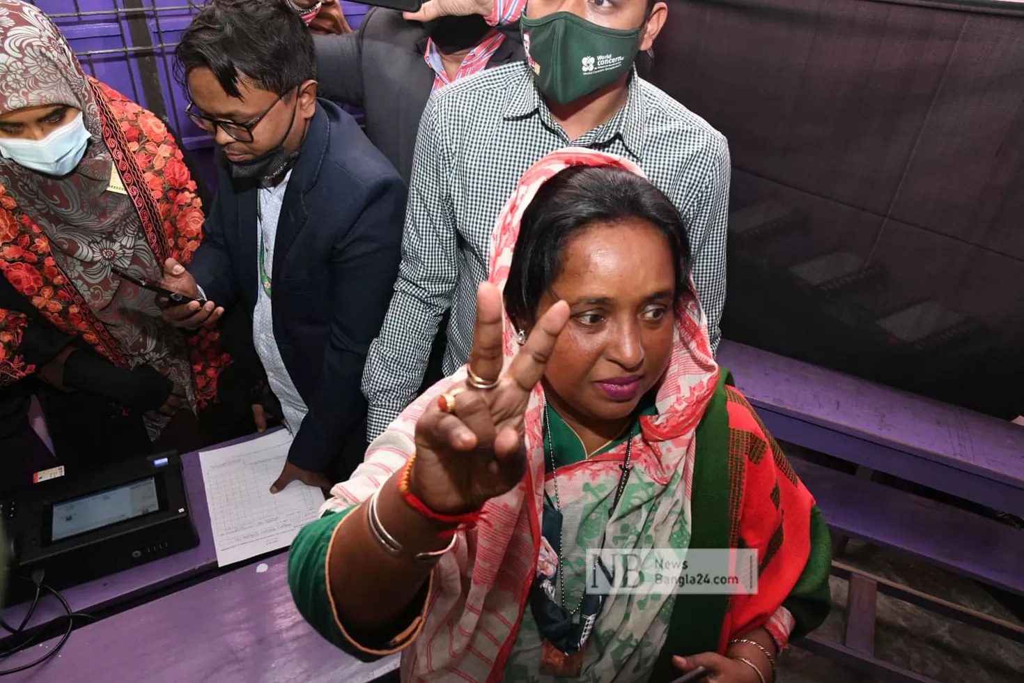 বাবার-কবর-জিয়ারত-করে-ভোট-দিলেন-আইভী