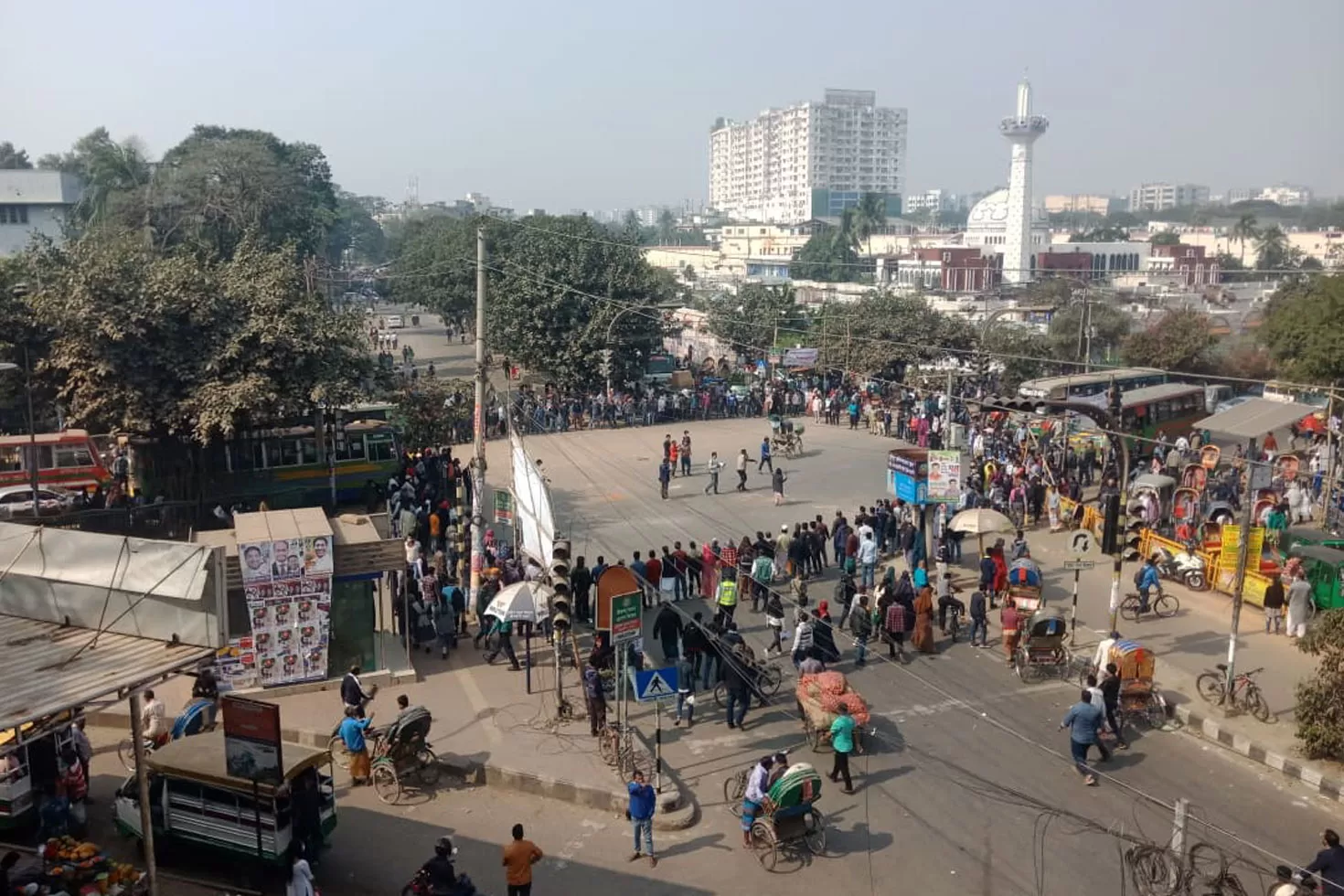 চাকরির বয়স বাড়ানোসহ চার দাবিতে নীলক্ষেত অবরোধ