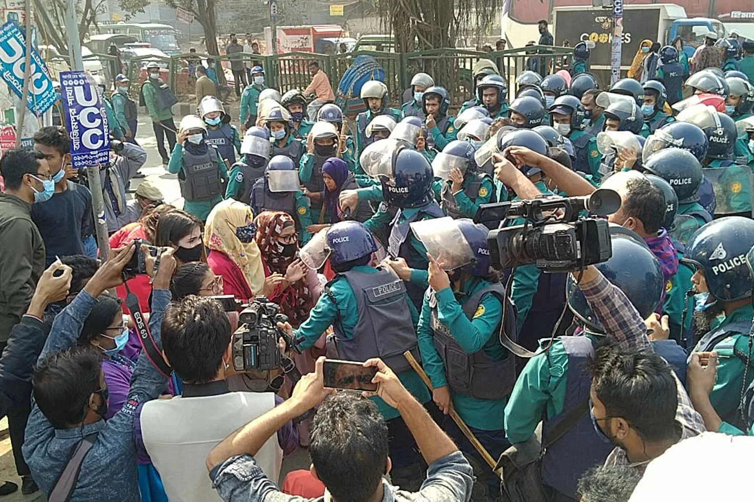 পুলিশের লাঠিপেটায় নীলক্ষেত ছাড়লেন চাকরিপ্রার্থীরা