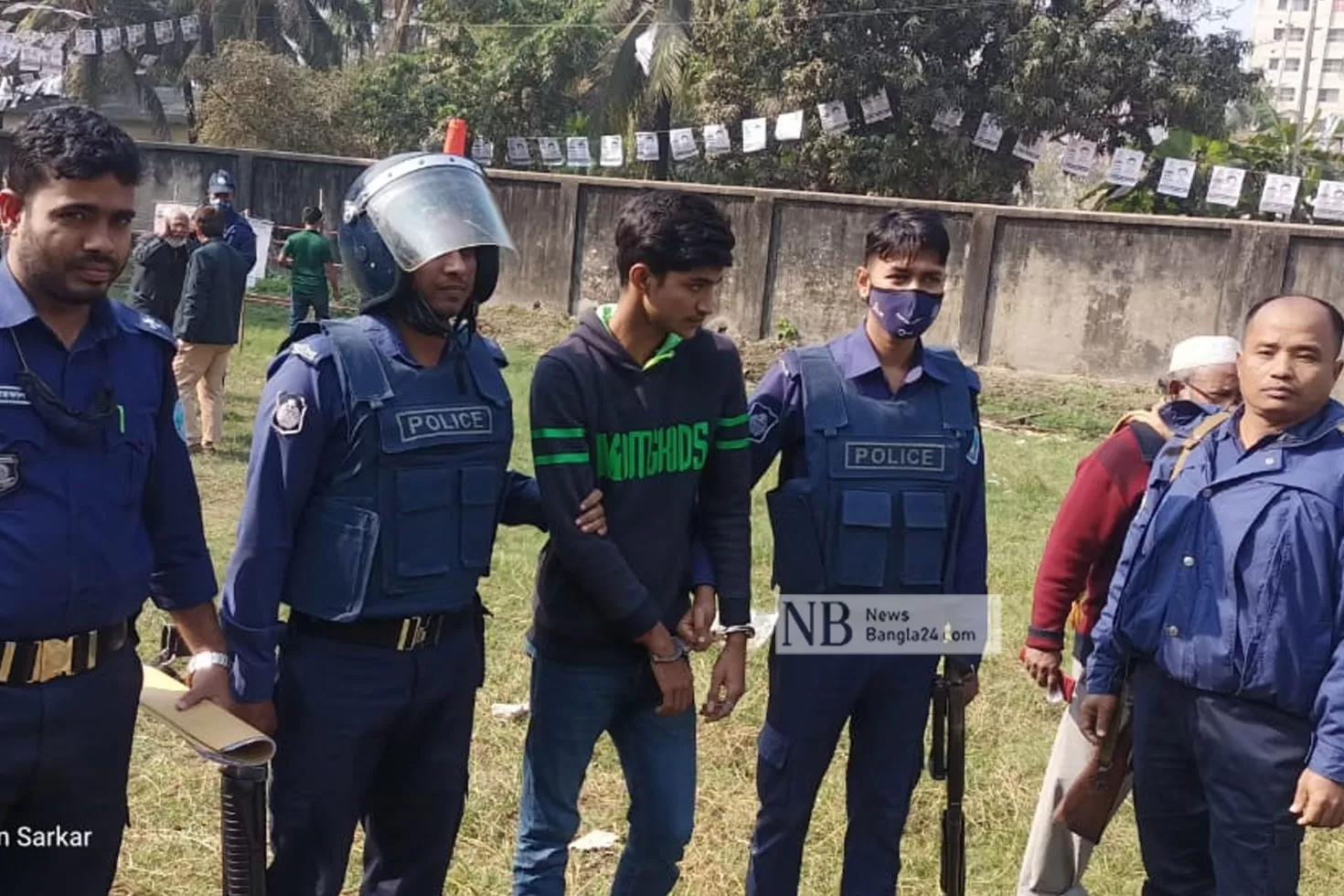 নোয়াখালীতে-ভোটকেন্দ্রে-গাঁজাসহ-এজেন্ট-আটক