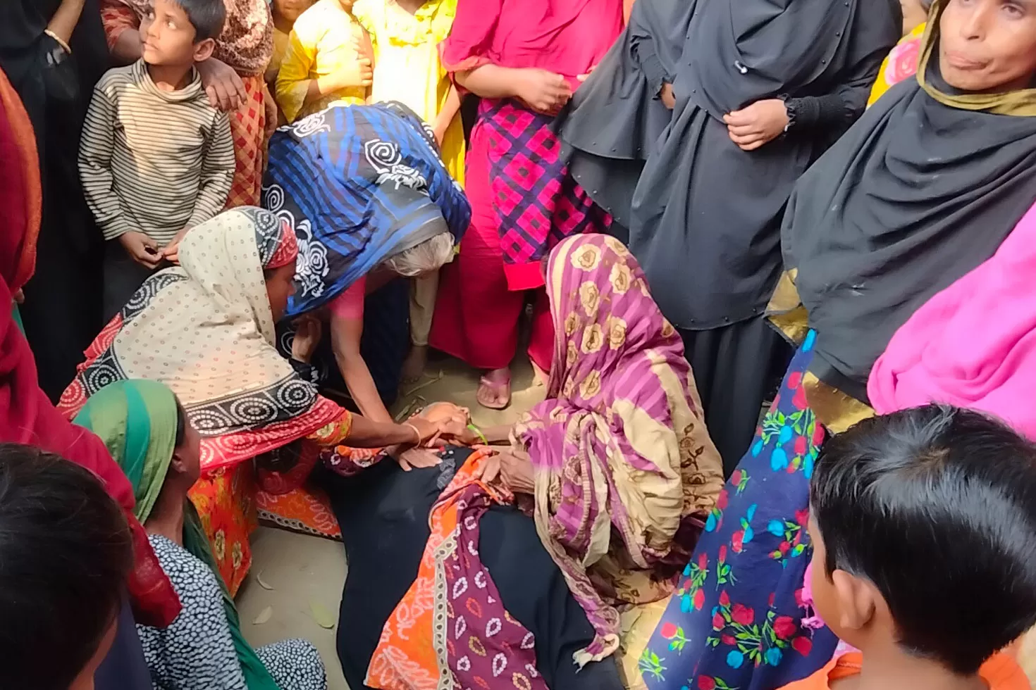ঝুলন্ত গৃহবধূর পাশে বসে ছিলেন স্বামী