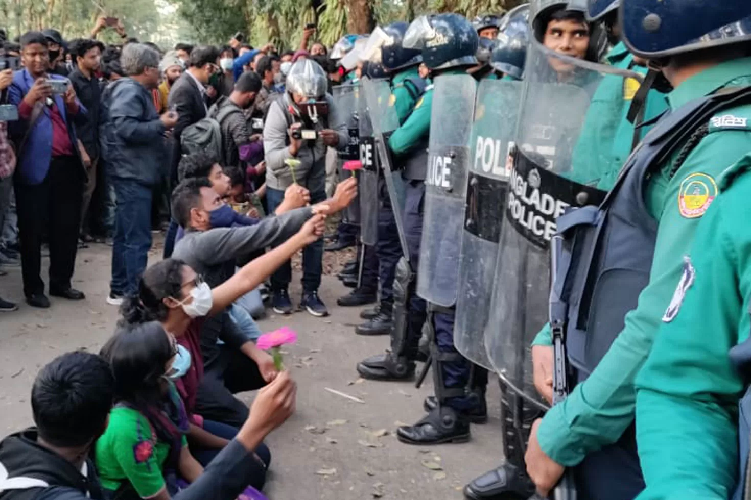 ‘পুলিশ তুমি ফুল নাও, আমার ক্যাম্পাস ছেড়ে দাও’