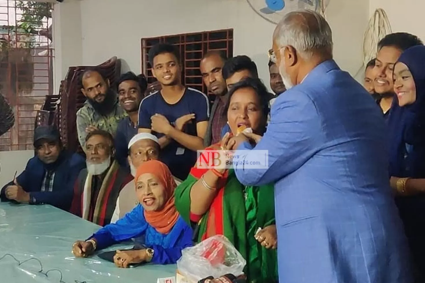 আইভীকে মিষ্টিমুখ করালেন তৈমূর