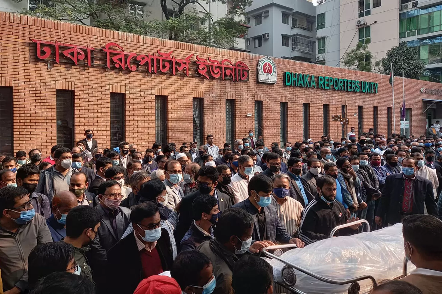 সাংবাদিক হাবীবকে সহকর্মীদের অশ্রুসিক্ত বিদায়