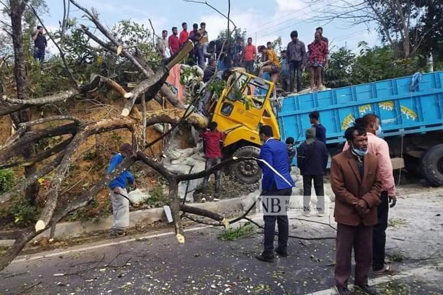 ট্রাক-নিয়ন্ত্রণ-হারিয়ে-বাবা-ছেলে-নিহত-