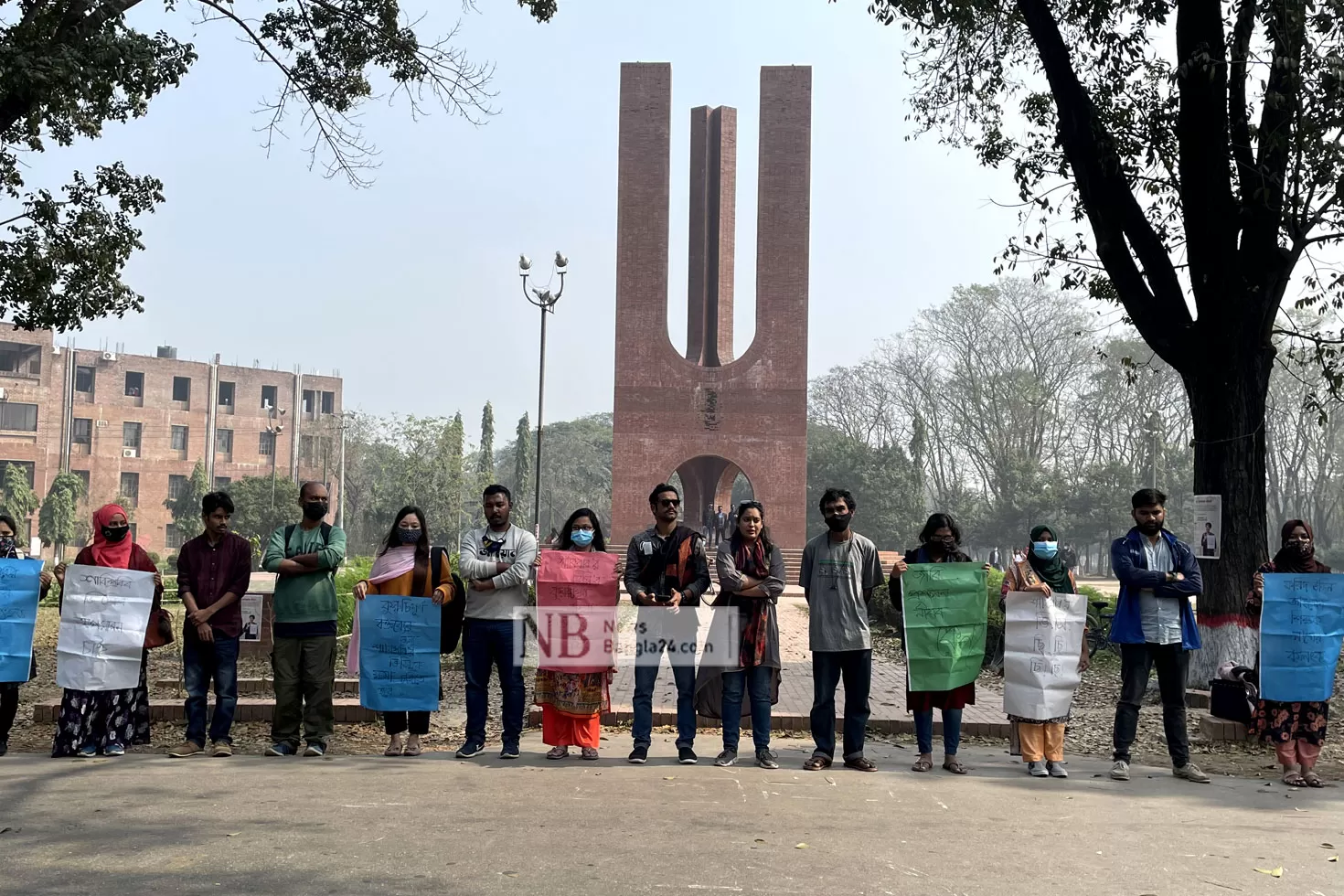 শাবি ভিসির কুশপুতুল পুড়িয়ে জাবিতে বিক্ষোভ
