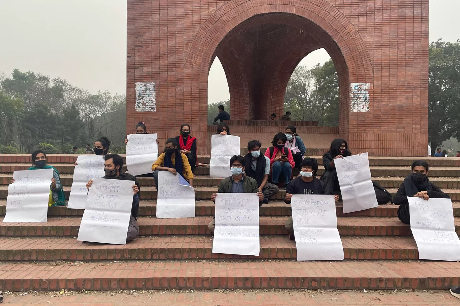 শাবি ভিসির ‘আপত্তিকর মন্তব্য’: জাবিতে প্রতীকী অনশন