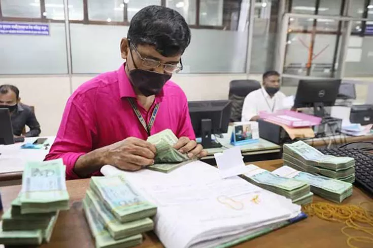 ব্যাংকে বেতন বৃদ্ধি: নির্বাহীরা ক্ষুব্ধ, চাকরিপ্রার্থীরা খুশি
