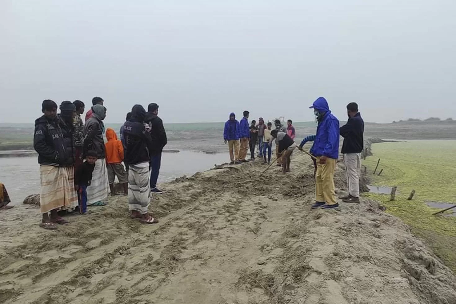 বালু পারাপারে নদীতে রাস্তা: অপসারণ করল প্রশাসন