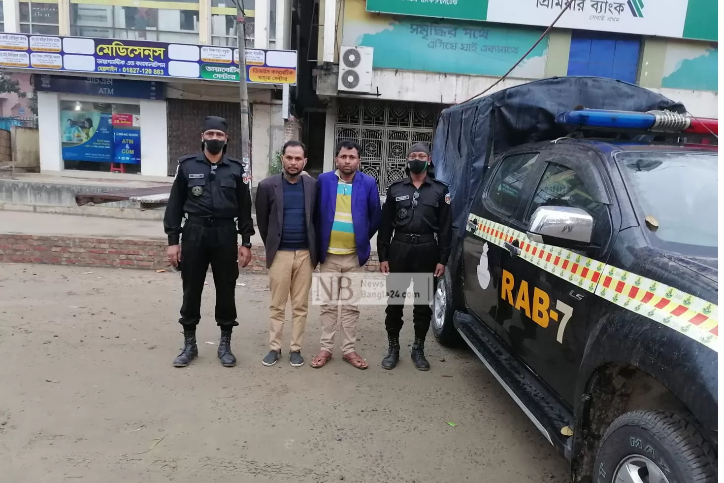 বাঁশখালীর মেয়রকে মারধরের অভিযোগে আটক ২