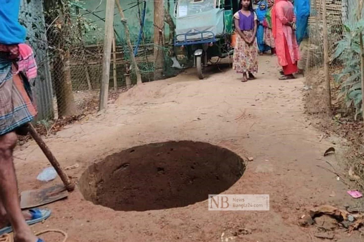 পয়োনিষ্কাশন পানির জন্য সড়কে খোঁড়া হলো গর্ত