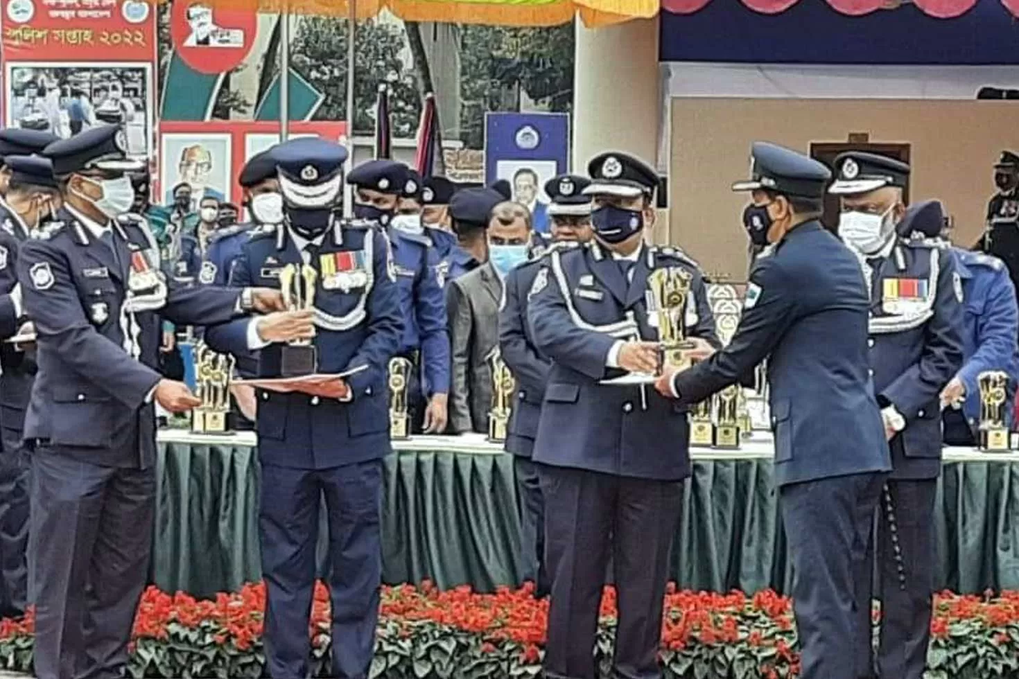 অস্ত্র-মাদক-ও-চোরাচালান-পণ্য-উদ্ধারে-পুলিশে-পুরস্কৃতরা