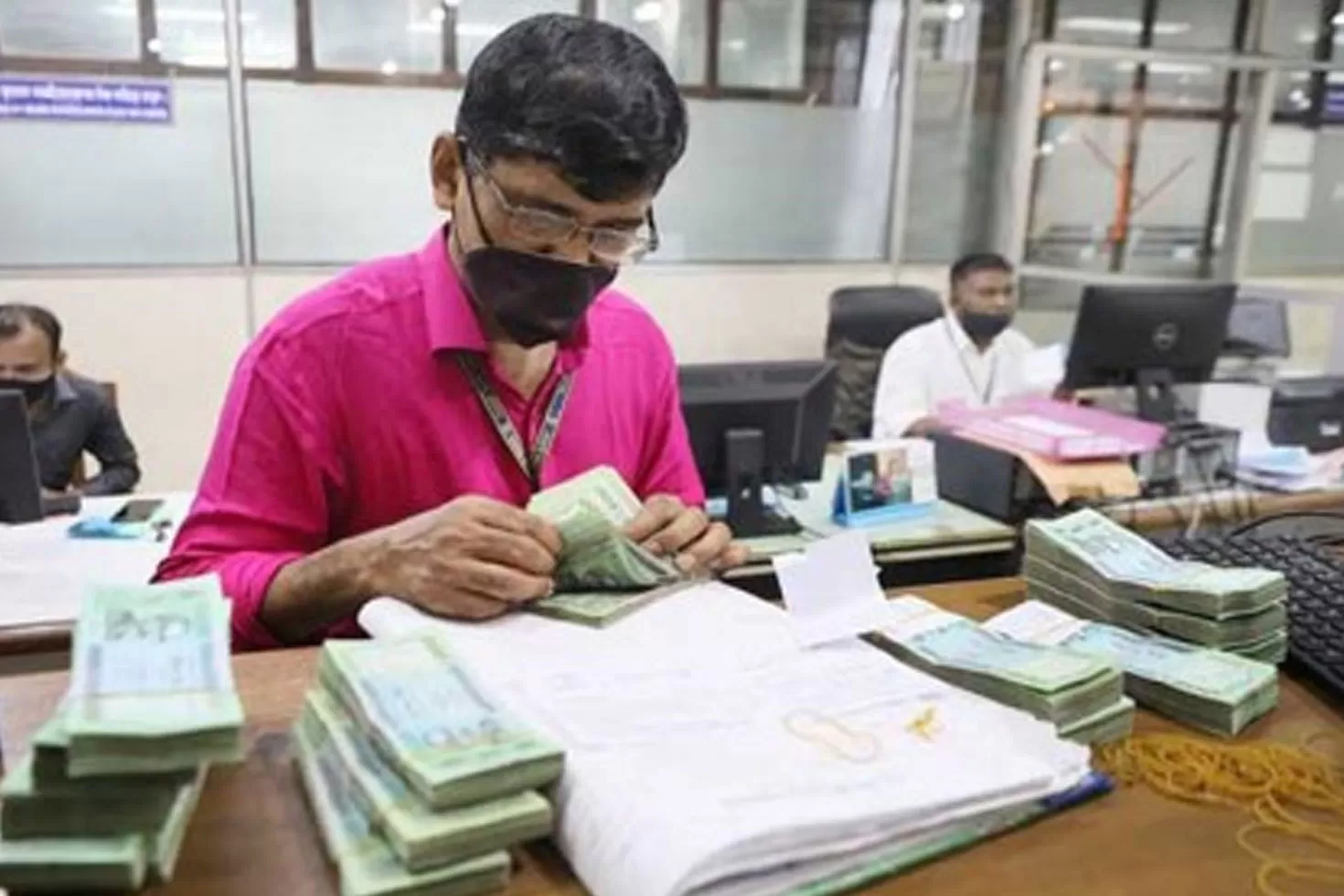 
ব্যাংক কর্মীদের বেতন ইস্যুতে গভর্নরের সঙ্গে বসছে বিএবি 
