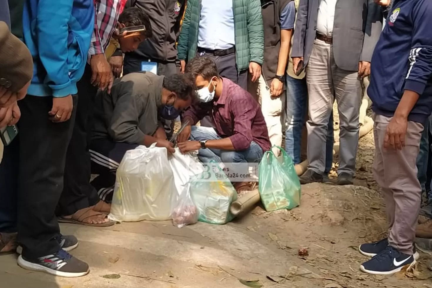 অনশনে-নমনীয়-শিক্ষার্থীরা-ভিসিকে-দিলেন-খাবার