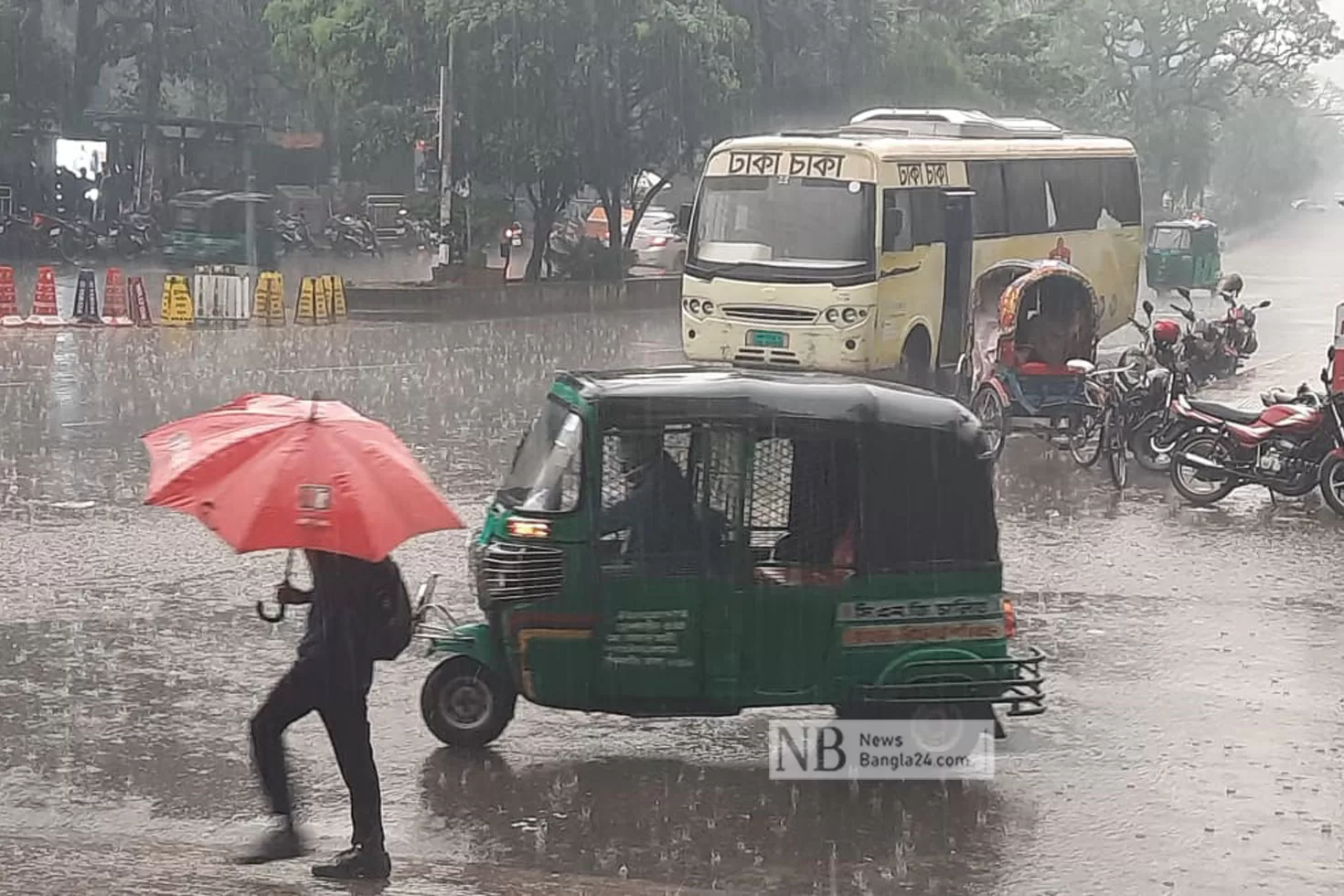 মাঘের-বিকেলে-ঢাকায়-আকাশ-ভেঙে-বৃষ্টি