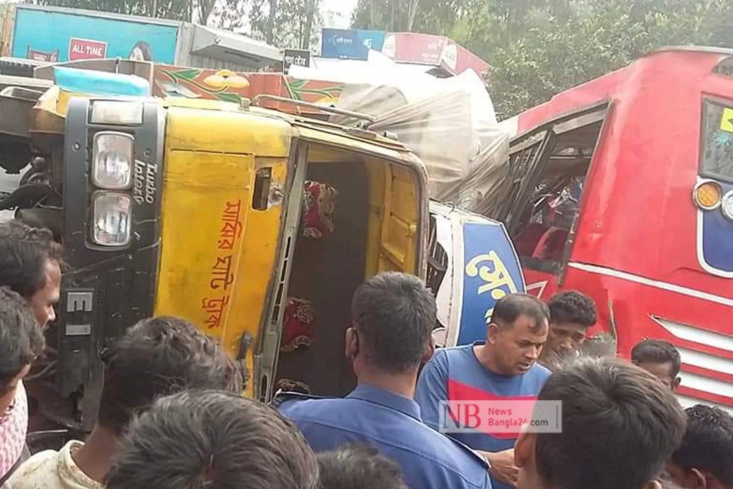 সীতাকুণ্ডে বাস উল্টে ১০ শ্রমিক আহত