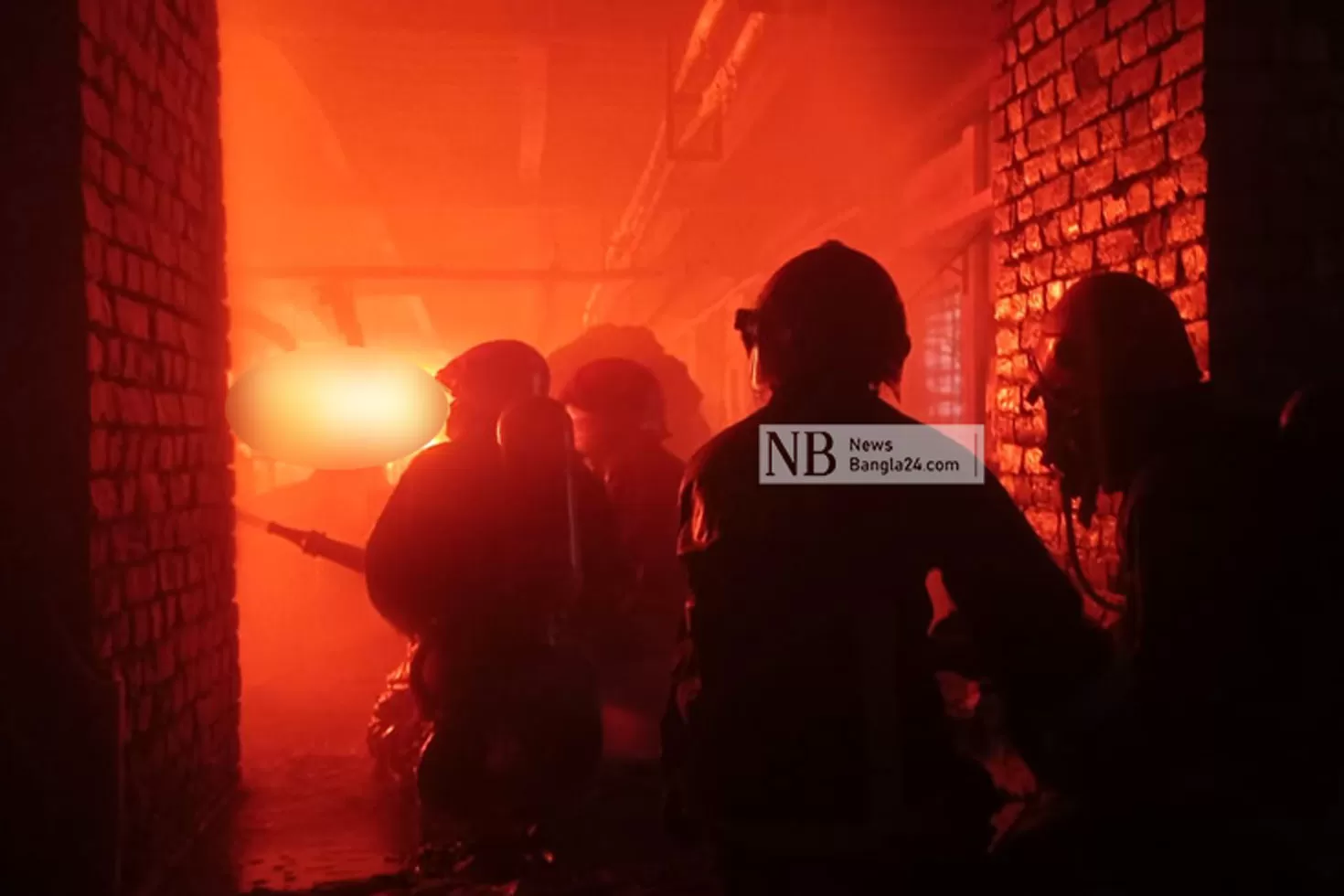 পুড়ছে কারখানা, ঢাকা-চট্টগ্রাম মহাসড়কে যানজট