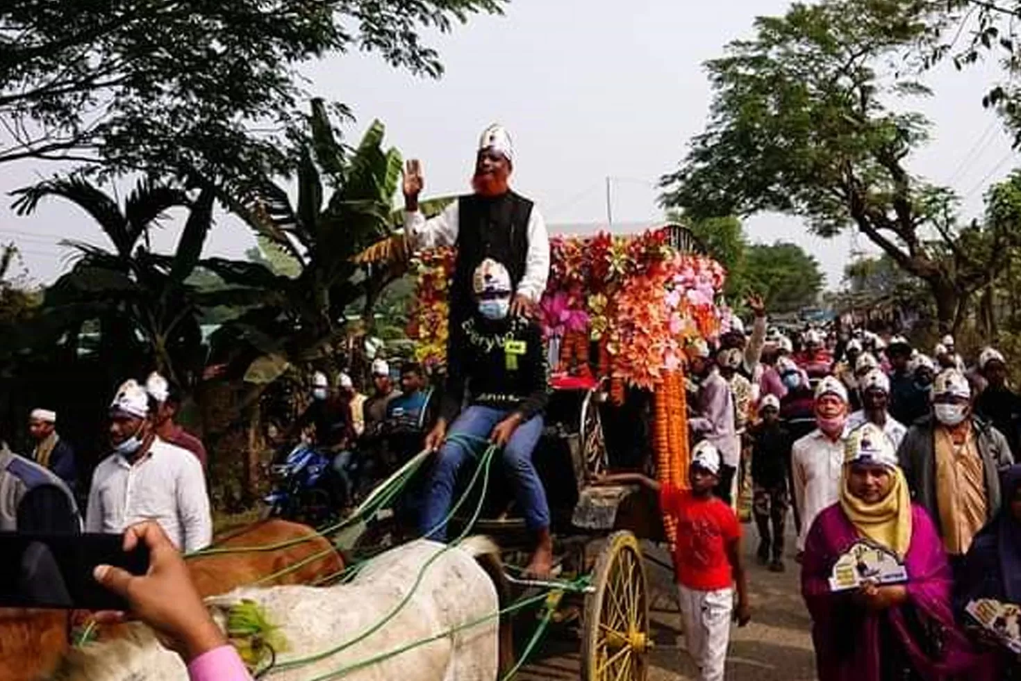 ঘোড়ায় চড়ে যে কারণে দায়িত্ব নিলেন তারা