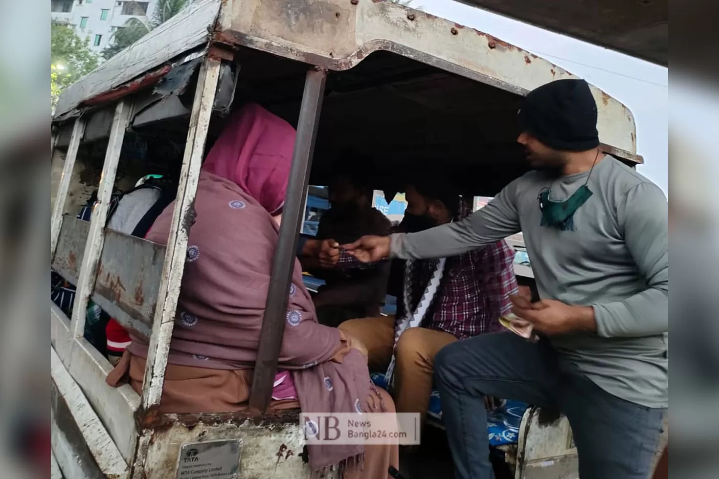 লেগুনার-হেলপার-সেজে-হত্যার-আসামি-ধরলেন-এসআই