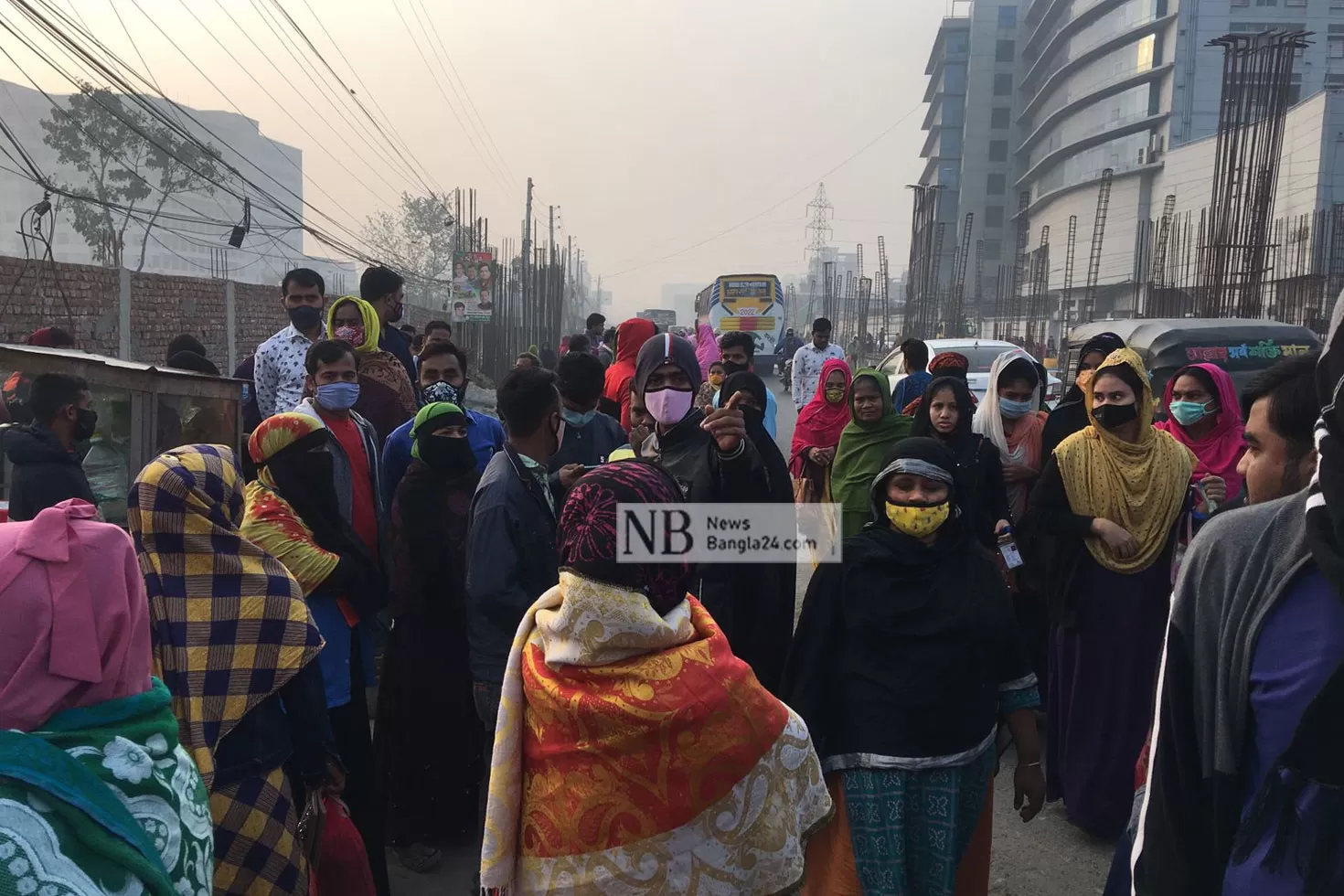 কারখানা বন্ধের ঘোষণায় বিক্ষোভ, পুলিশের লাঠিপেটা