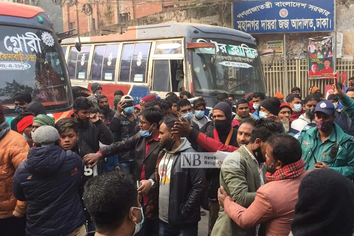 চাঁদাবাজির-অভিযোগে-সার্জেন্টের-বিরুদ্ধে-বিক্ষোভ-বাসশ্রমিকদের