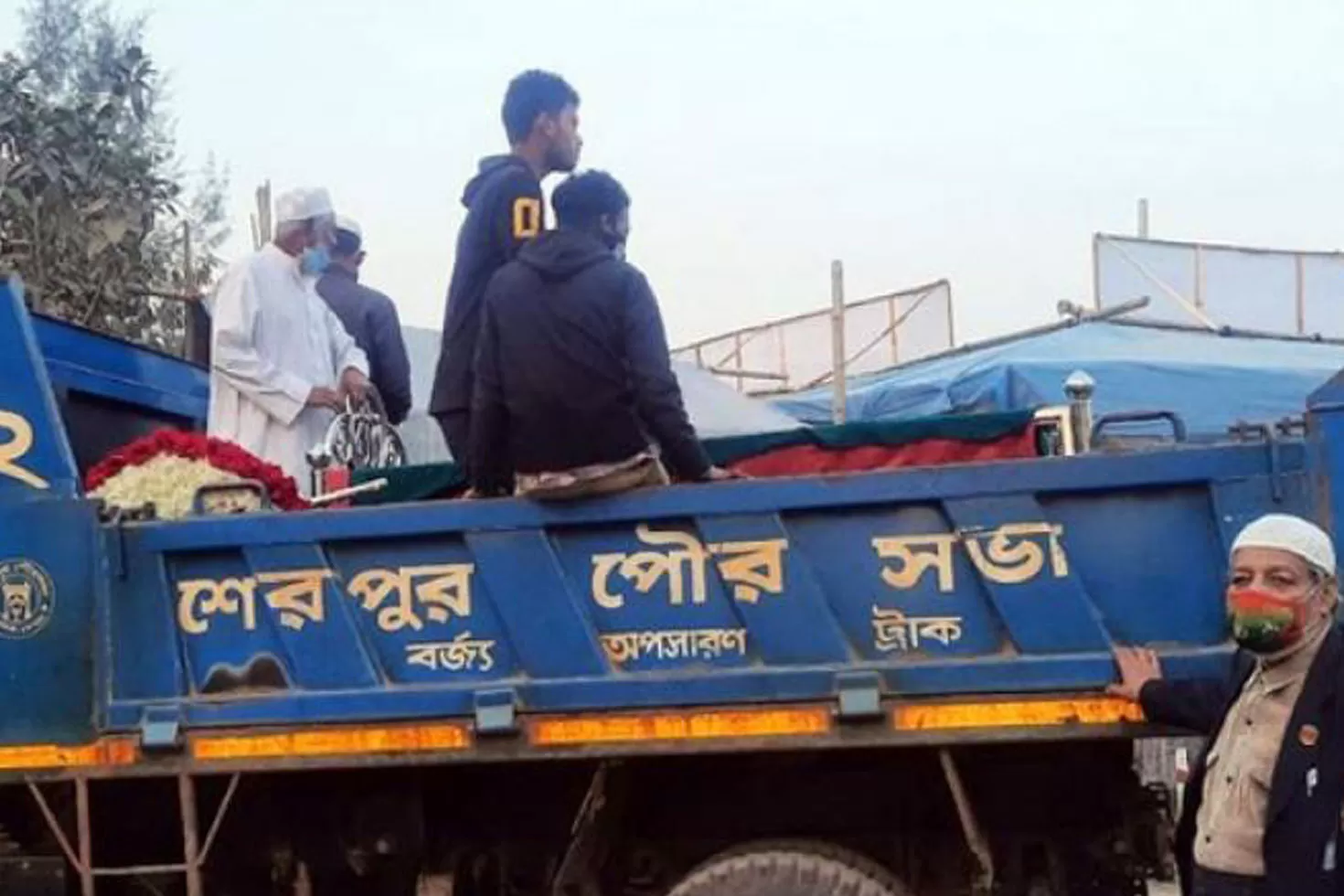 মুক্তিযোদ্ধা নেতাদের ‘অনুরোধে’ ময়লার গাড়িতে মরদেহ