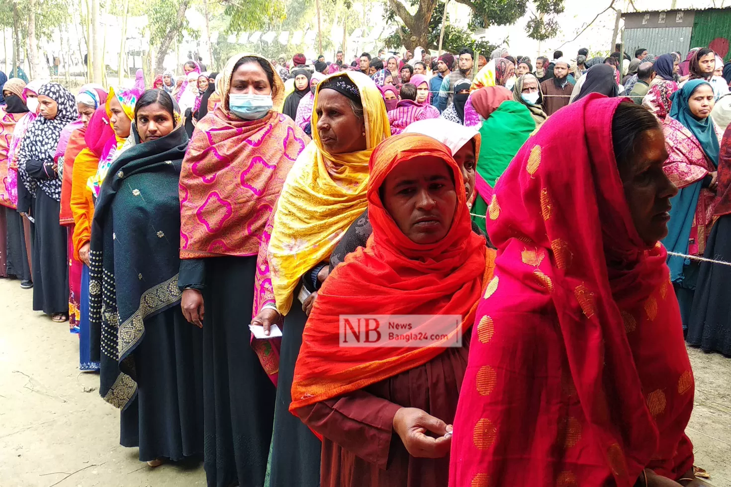 টাঙ্গাইলে-মাস্ক-ছাড়াই-কেন্দ্রে-অধিকাংশ-ভোটার-