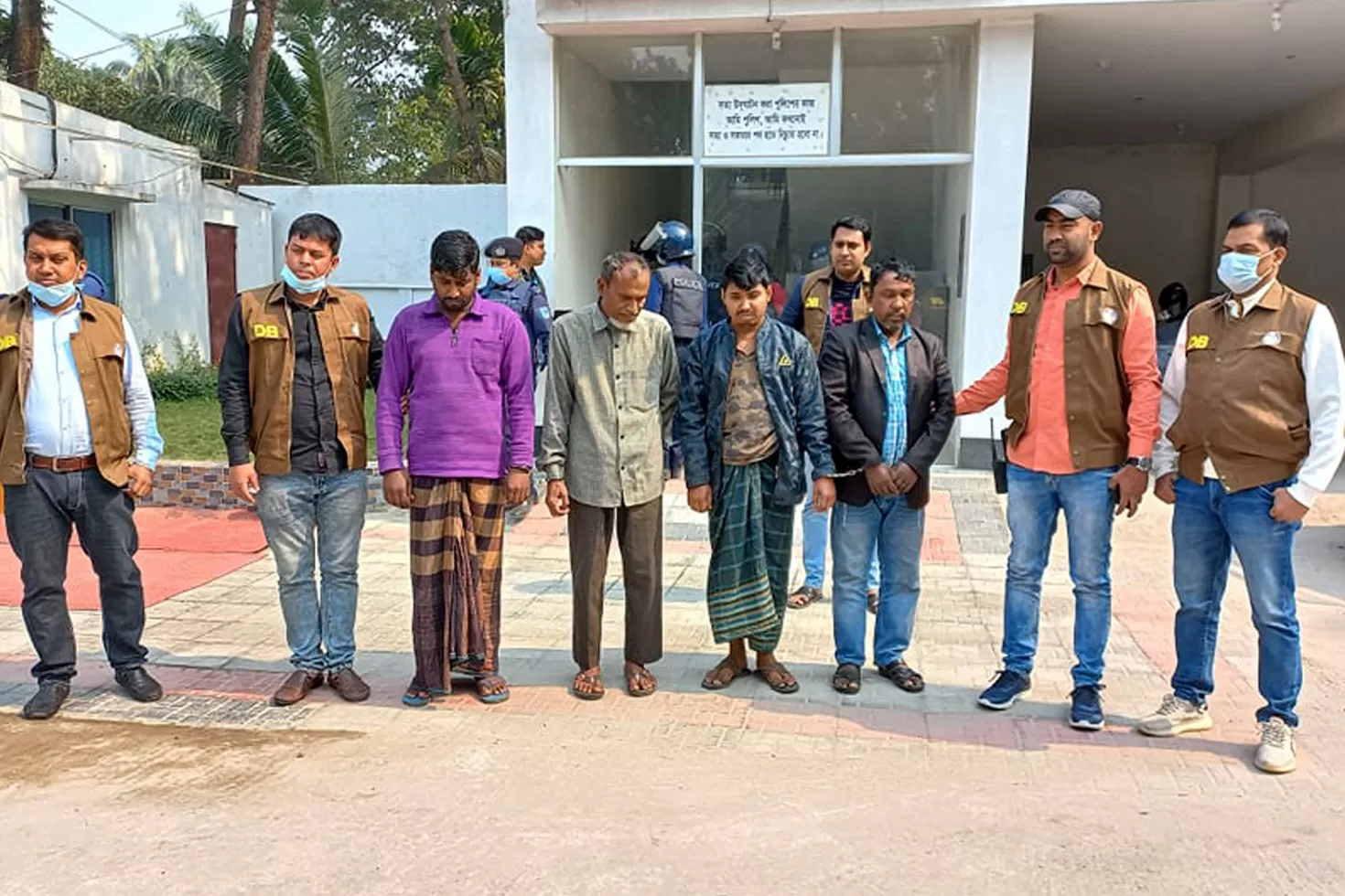 ২-ইউপি-চেয়ারম্যানসহ-১৮-জন-গ্রেপ্তার-অস্ত্র-উদ্ধার