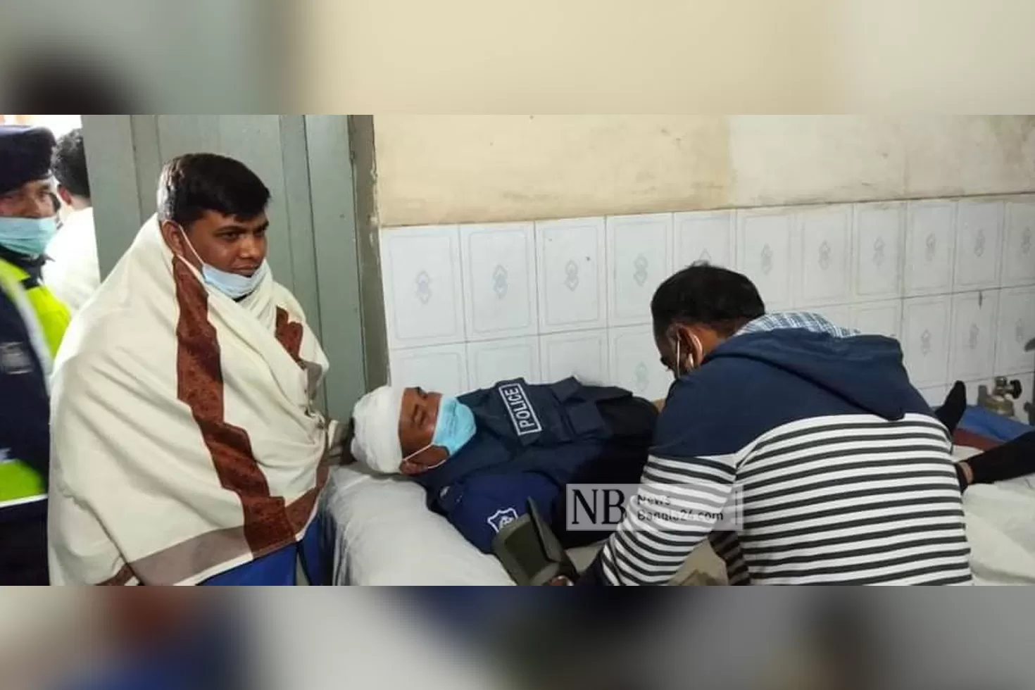 ‘সন্ত্রাসী’ ধরতে গিয়ে মার খেলেন ওসি