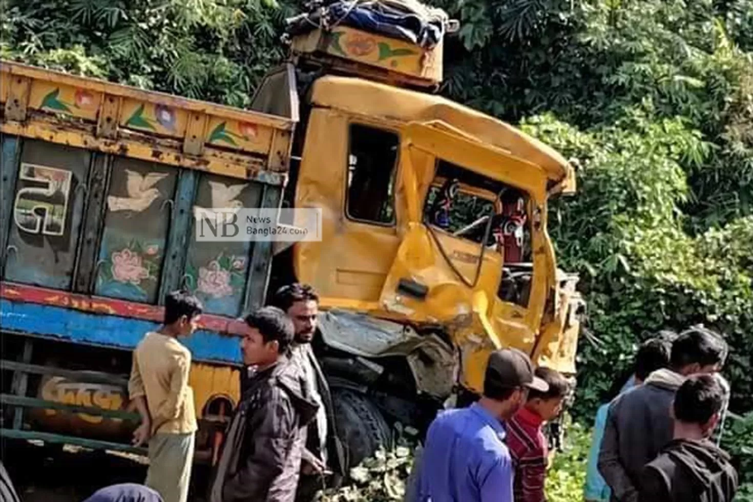 ভ্যান-ট্রাক-সংঘর্ষে-আহত-৪-পুলিশ