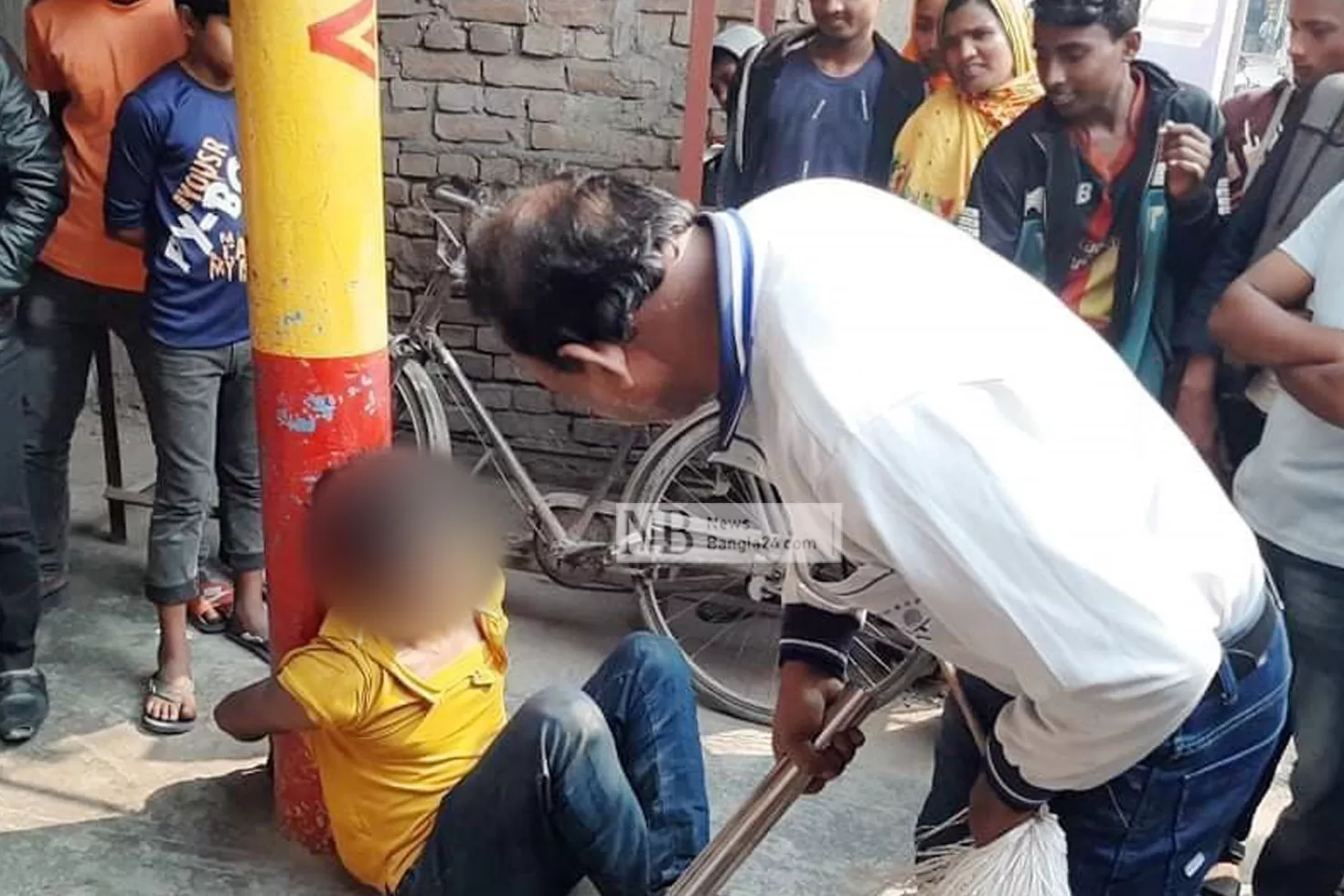 চুরির অভিযোগে খুঁটিতে বেঁধে নির্যাতন, ব্যবসায়ী আটক