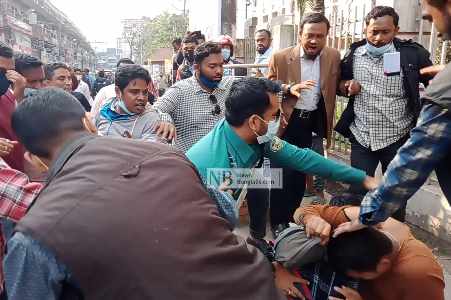 আদালত প্রাঙ্গণে পেটানো হলো ২৫ সাংবাদিককে