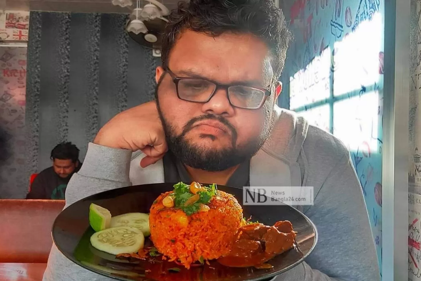 ক্রেনের-ধাক্কায়-প্রাণ-গেল-ফুড-ভ্লগারের