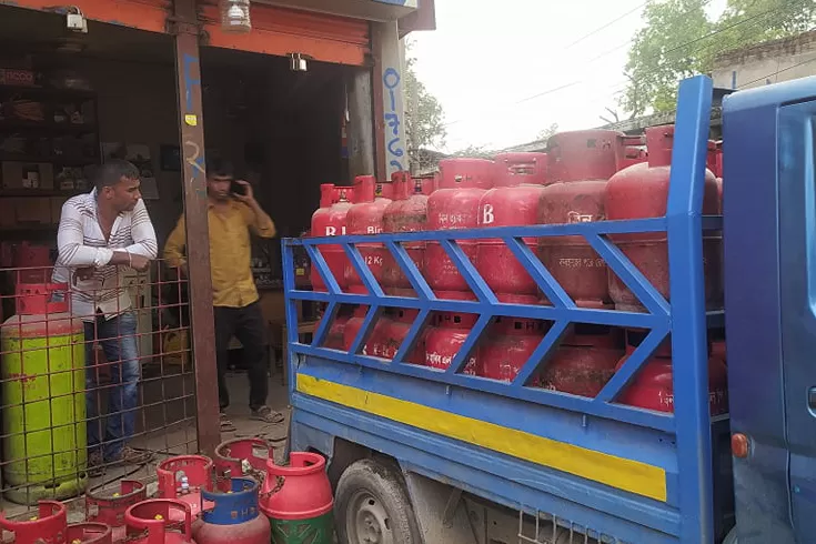 এলপিজির দাম সিলিন্ডারে বাড়ল ৬২ টাকা