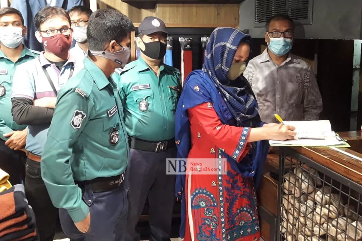 নামফলকে ইংরেজি: জরিমানা গুনল আরও ৪ প্রতিষ্ঠান